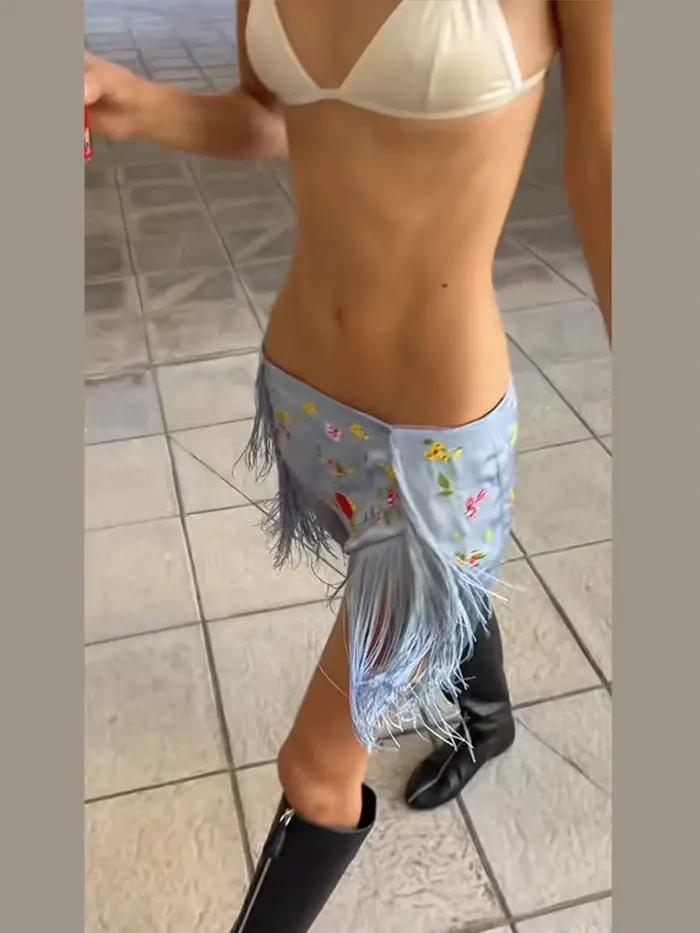 Jupe courte asymétrique à broderies et franges pour femme