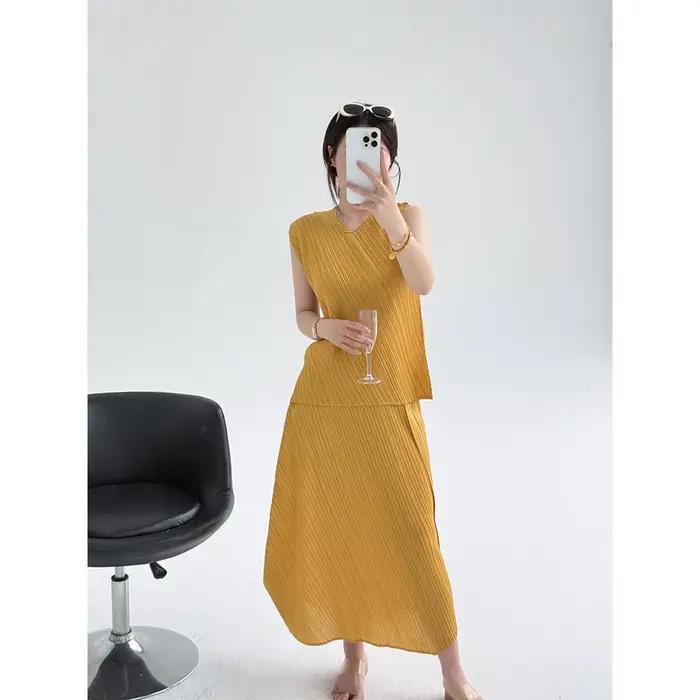 Ensemble deux pièces plissé Miyake jaune moutarde, haut sans manches et jupe longue fendue sur le côté, ample, respirant, élastique, décontracté, été
