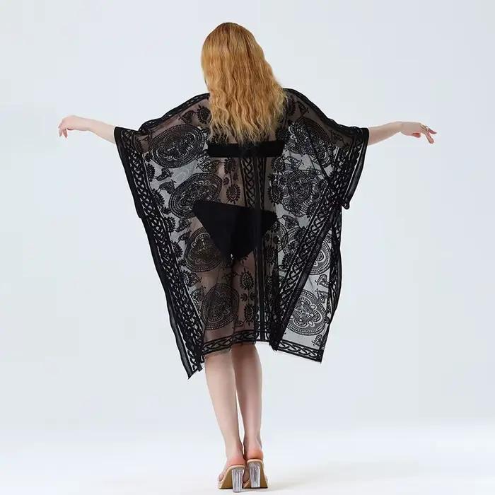 Robe de plage blanche en dentelle multifonctionnelle avec motif floral pour femmes, idéale pour les journées de plage et les soirées estivales