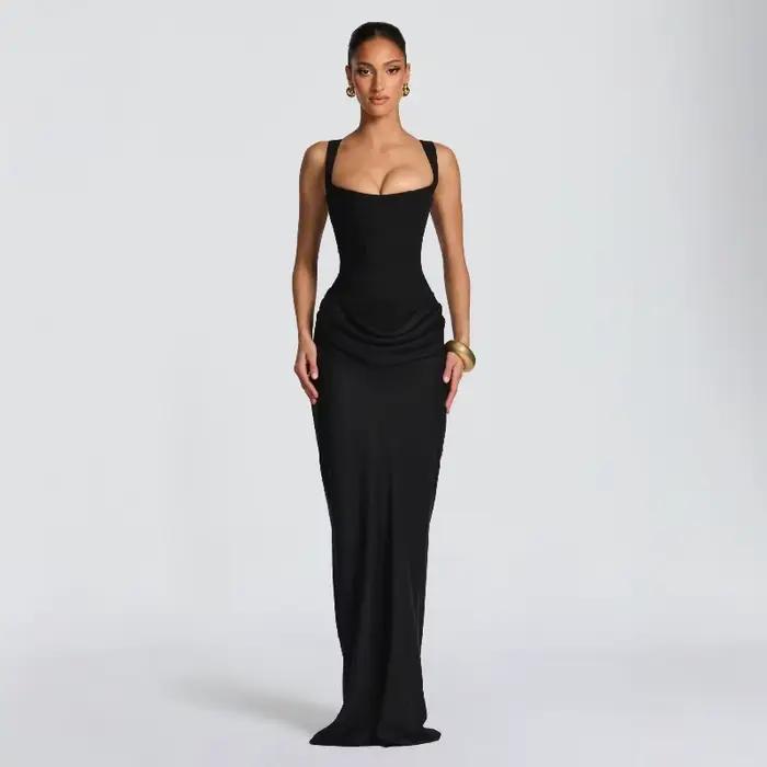 Robe de soirée élégante marron plissée longue à col carré sans manches et épaules dénudées, taille cintrée, coupe ajustée pour femme – Collection été 2026