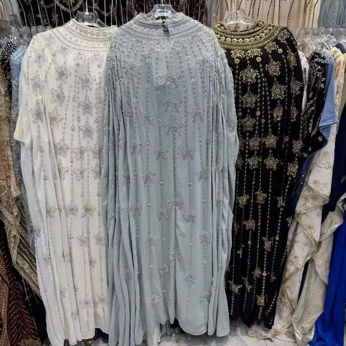 Robe de soirée longue élégante pour femme, ornée de perles, style Moyen-Orient, travail artisanal de luxe, idéale pour cérémonie