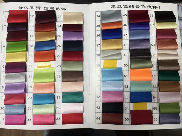 Jupes longues élégantes en satin noir pour femmes avec détails de lignes brillantes