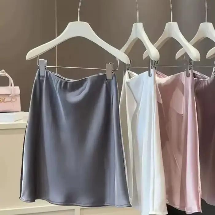 Nouvelle jupe mini élégante en satin pour femme