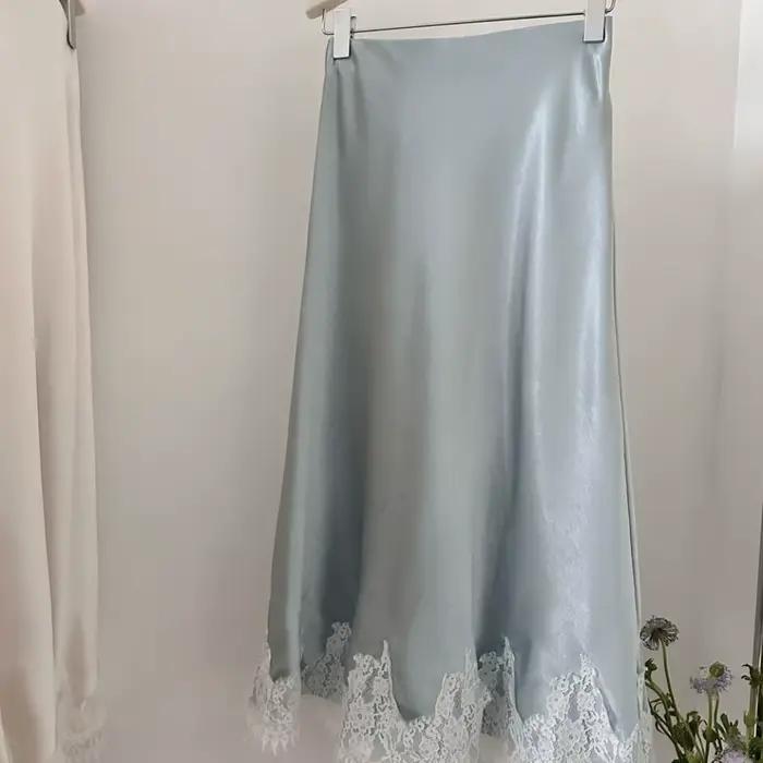Jupe sirène en tissu satiné effet soyeux avec ourlet en dentelle pour femmes silhouette droite confortable et élégante pour occasions spéciales et tenues quotidiennes