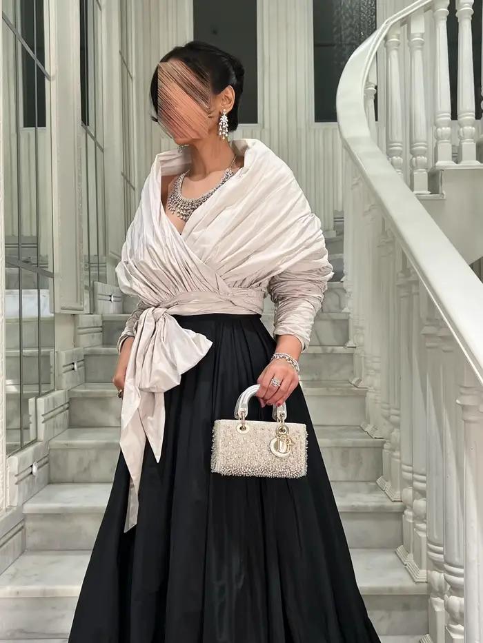 Jupes longues élégantes en satin noir pour femmes avec détails de lignes brillantes