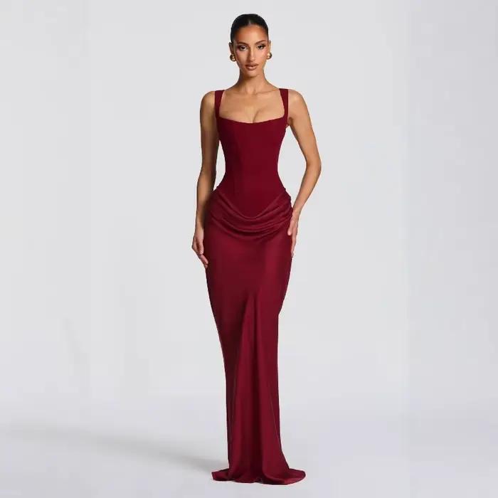 Robe de soirée élégante marron plissée longue à col carré sans manches et épaules dénudées, taille cintrée, coupe ajustée pour femme – Collection été 2026