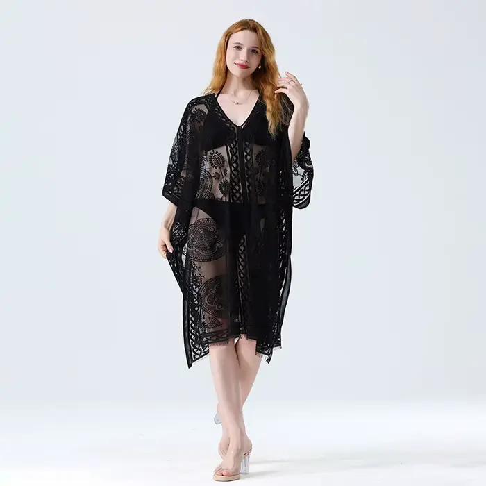 Robe de plage blanche en dentelle multifonctionnelle avec motif floral pour femmes, idéale pour les journées de plage et les soirées estivales