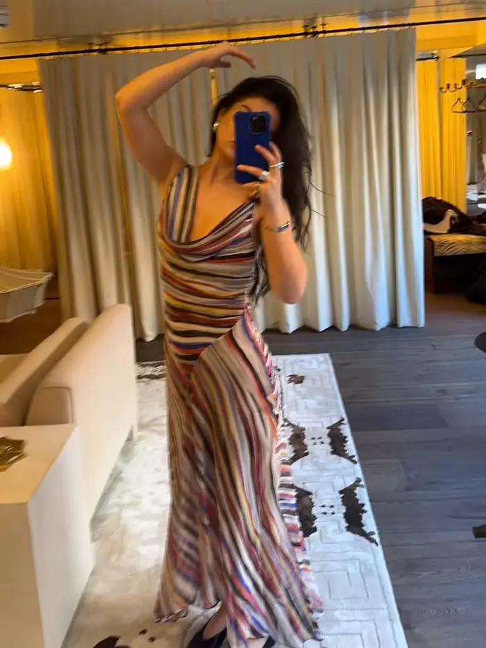 Robe longue plissée asymétrique à rayures pour femme, col en V, manches longues, coupe ample, tenue décontractée chic pour l'été 2026