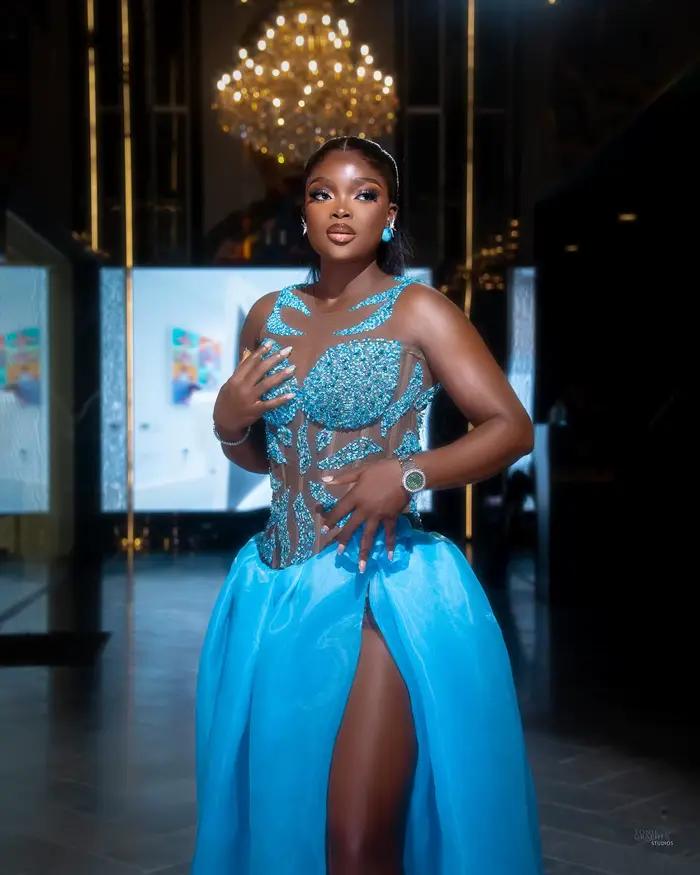 Jupe longue bleue de luxe à fente haute avec détail de taille florale