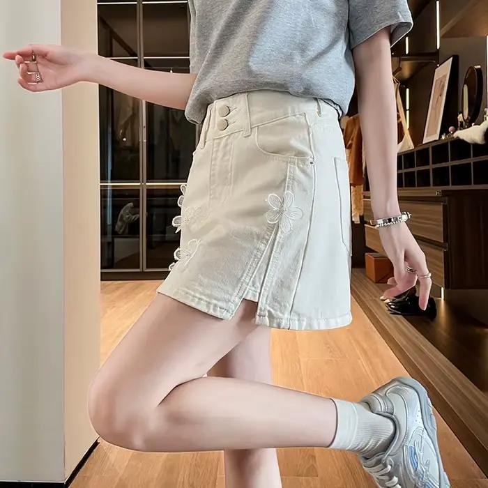 Jupe-short en jean blanc pour femme, taille haute, double boutonnage, mini-jupe ornée de fleurs 3D et perles, avec short de sécurité intégré, coupe trapèze, pour l'été sorties nocturnes