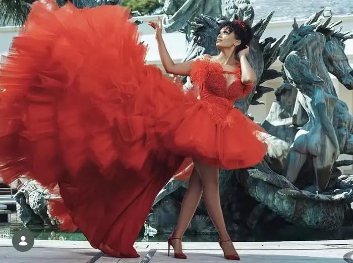 Robes de bal rouges asymétriques longues en tulle, robes de soirée formelles avec perles et plumes, sur mesure, avec traîne, élégantes