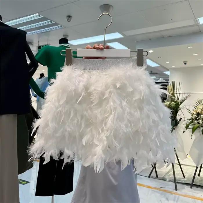 Femmes élégantes plumes gonflées jupe courte dame haute rue scène Costume fête Mini