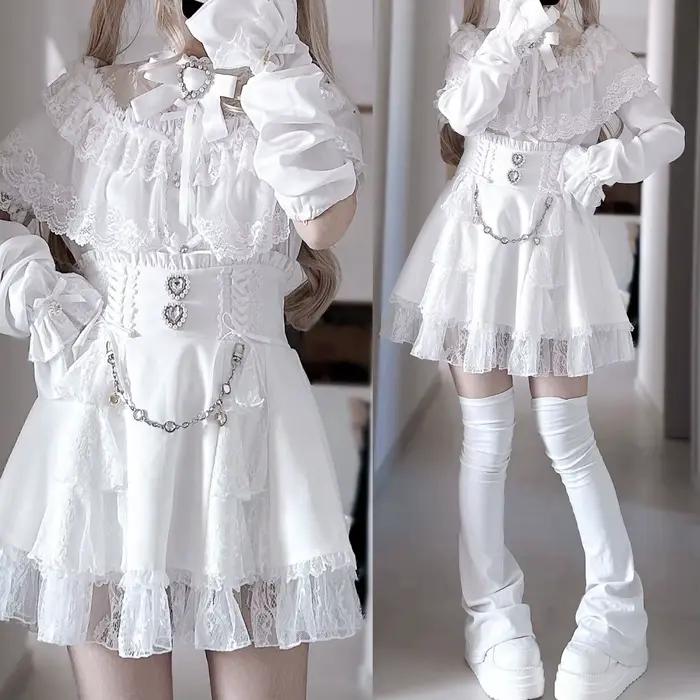 Ensemble jupe courte et chemise à manches longues ou courtes avec cape en dentelle