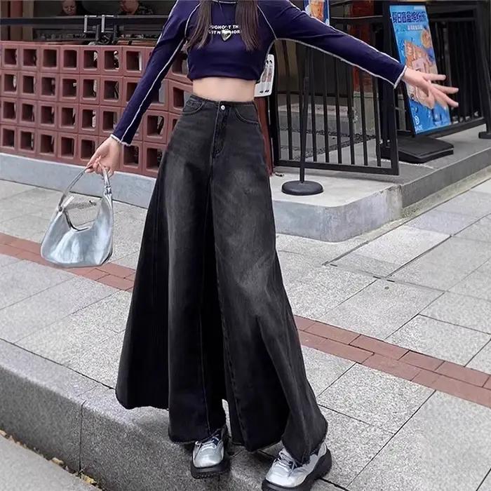 Mini jupe rétro noire en denim non extensible, coupe ajustée, dé