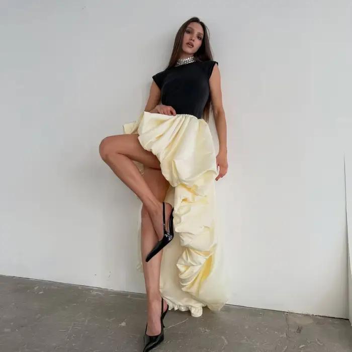 Jupes asymétriques en satin jaune clair pour femmes
