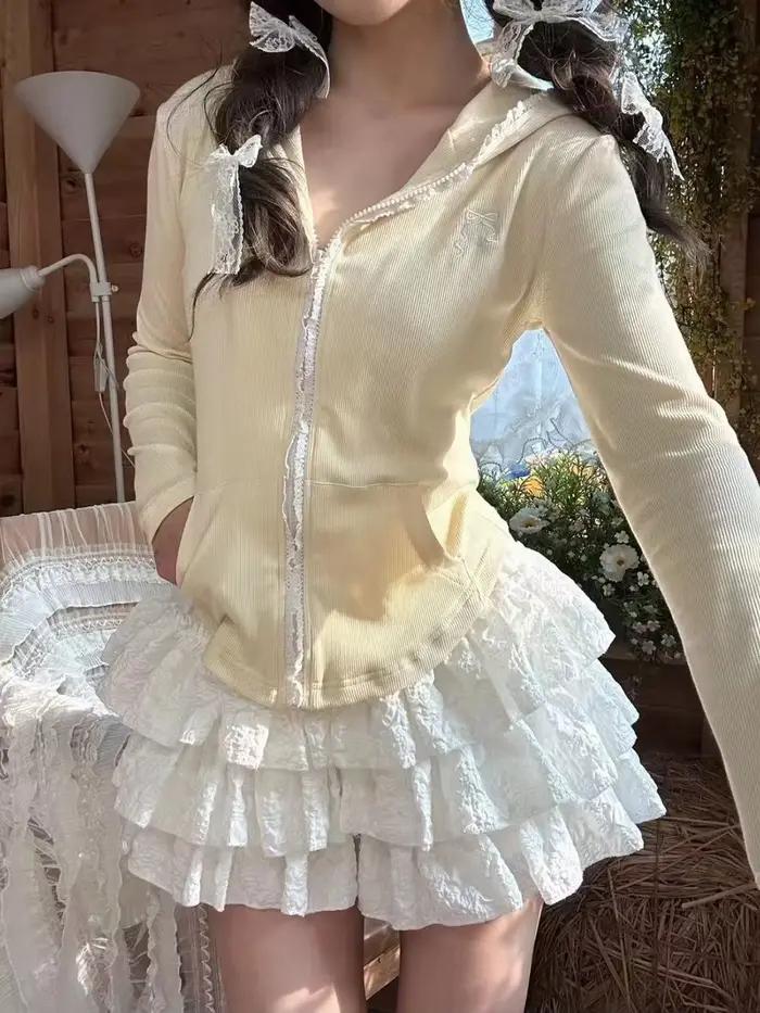 Jupe mini en dentelle à volants style gâteau superposé crémeux