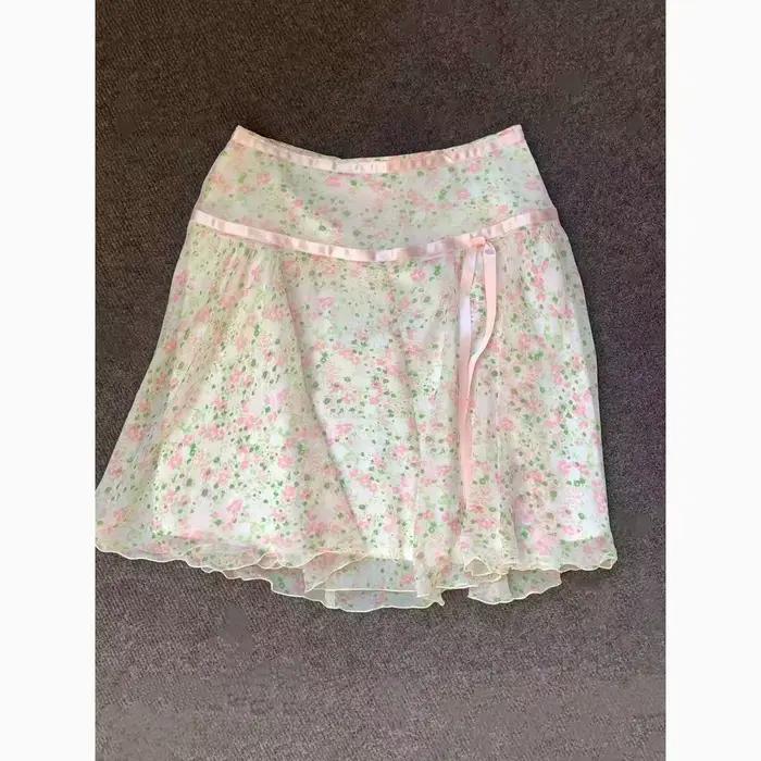 Jupe courte élégante à fleurs de style français