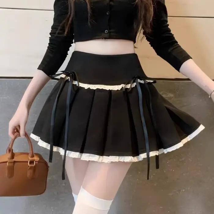 Mini-jupe plissée taille haute avec bordure en dentelle