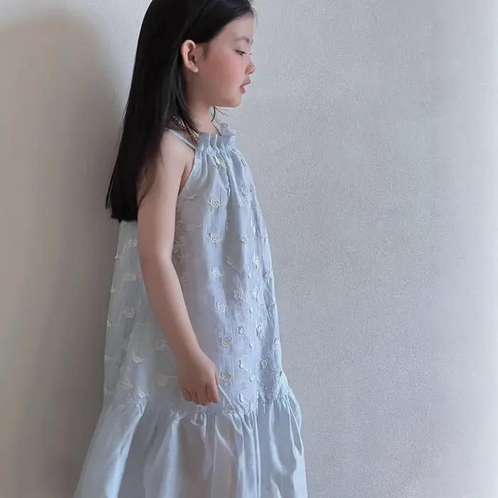 Robe longue blanche en jacquard à bretelles, nouvelle collection été 2026