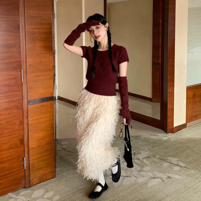 Jupe féerique élégante coupe droite amincissante avec franges en plumes, jupe midi pour femme, style frais et doux, couleur unie, polyester, hiver