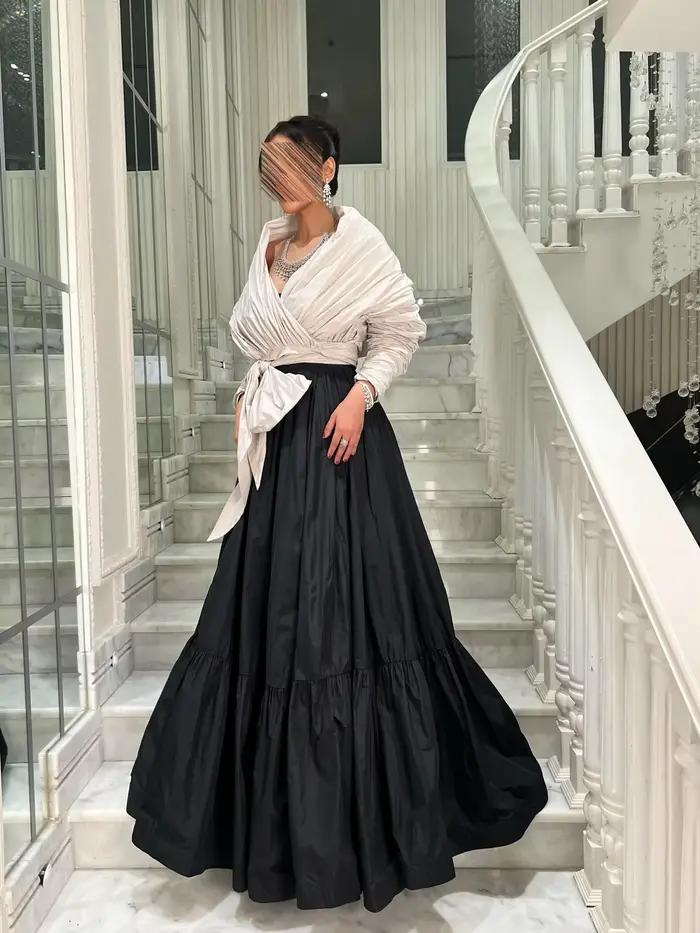 Jupes longues élégantes en satin noir pour femmes avec détails de lignes brillantes