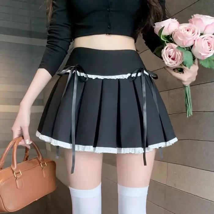 Mini-jupe plissée taille haute avec bordure en dentelle