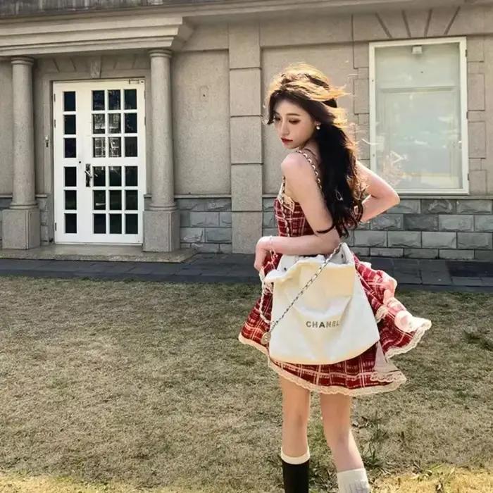 Mini jupe bouffante rouge avec bordure en dentelle