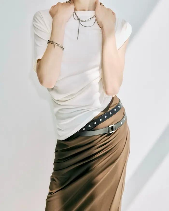 Jupe crayon midi marron en satin doux, taille haute, design drapé et froncé, fente latérale avec ceinture à rivets, coupe ajustée pour femme, idéale pour le bureau
