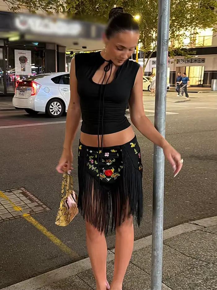 Jupe courte asymétrique à broderies et franges pour femme