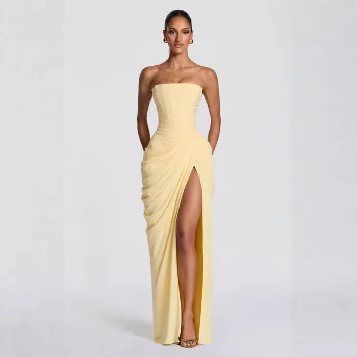Robe longue plissée sans bretelles pour femme avec fente haute et design fluide