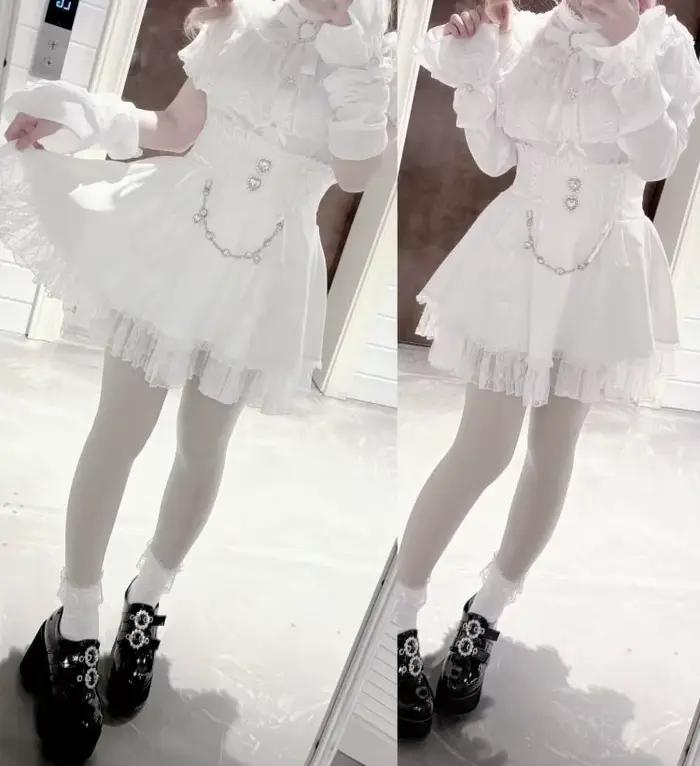 Ensemble jupe courte et chemise à manches longues ou courtes avec cape en dentelle