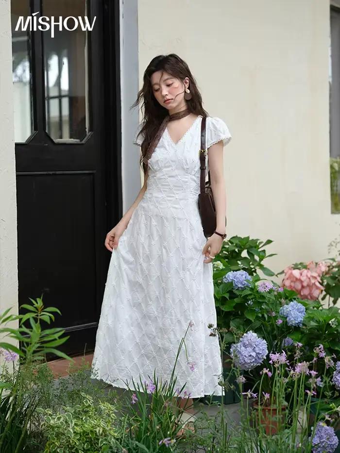 MISHOW femmes col en v dentelle épissé robe 2025 été nouvelle broderie vacances Style français Jacquard robes mi-longues MXE38L2378