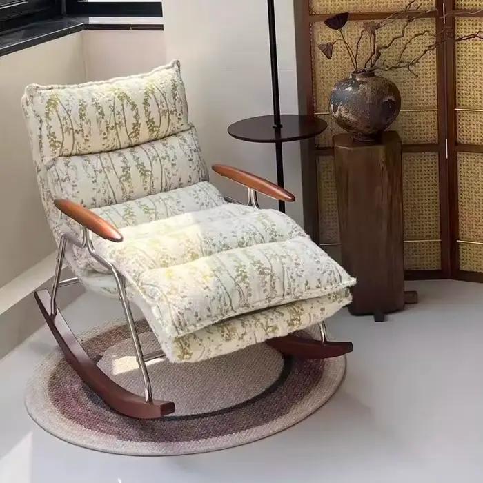 Fauteuil à bascule minimaliste de luxe en métal pour salon, chaise longue inclinable en cuir écologique pliable
