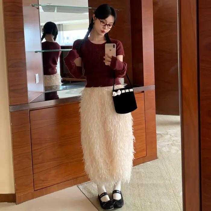 Jupe féerique élégante coupe droite amincissante avec franges en plumes, jupe midi pour femme, style frais et doux, couleur unie, polyester, hiver
