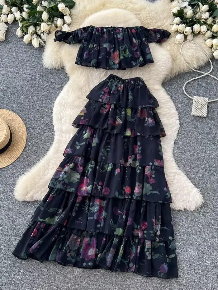 Ensemble jupe et haut chic à imprimé floral pour femme, style épaules dénudées, avec haut court à manches volantées et jupe à volants superposés pour l'été