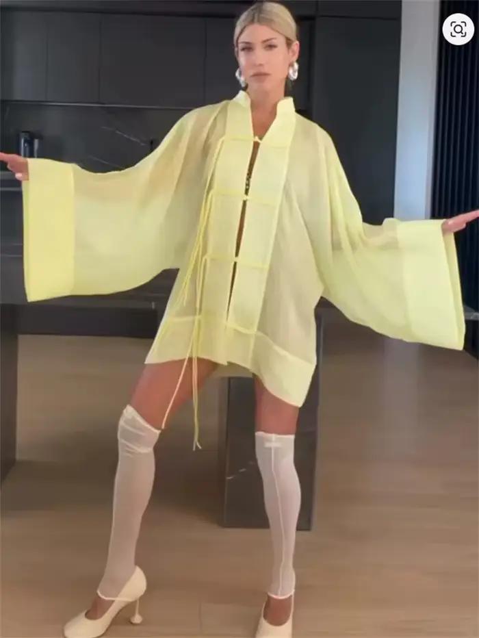 Chemisier Femme Été 2026 Nouvelle Collection Jaune Manches Longues avec Boutons Décoratifs Coupe Ample Idéal Plage et Vacances Élégance et Tempérament