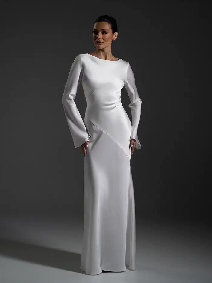 Robe de bal élégante en satin blanc avec fente haute
