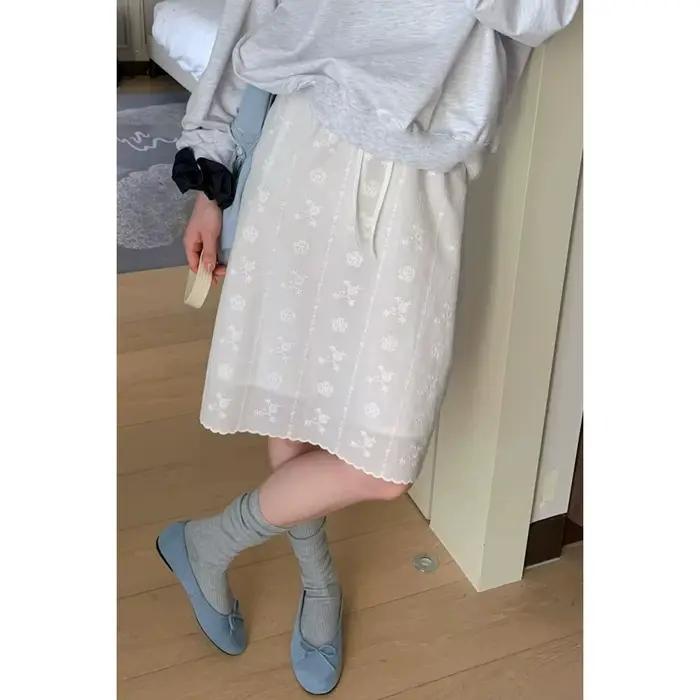 Jupe droite brodée de fleurs blanches style rétro français pour femme