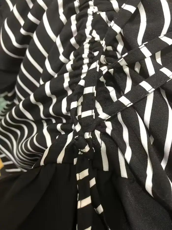 Jupe plissée de style gothique de couleur foncée avec ceinture élastique