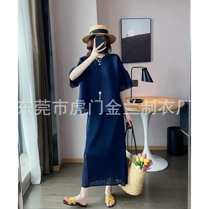 Ensemble coordonné deux pièces plissé Miyake bleu marine avec détails œillets, haut à manches évasées et jupe longue, ensembles assortis pour femme, décontracté, vacances