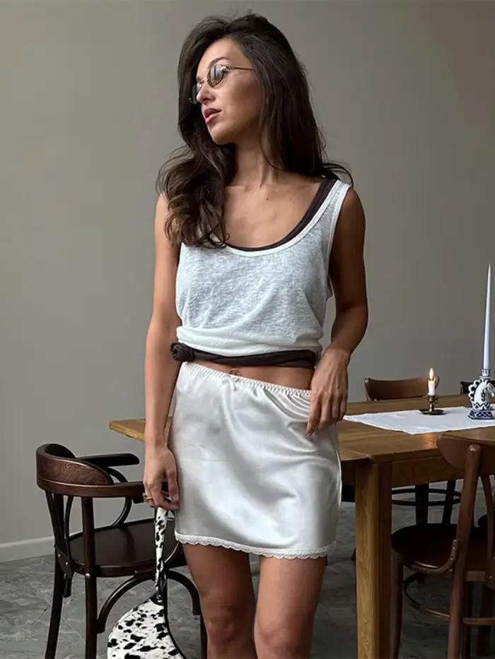 Femmes asymétrique dentelle garniture solide blanc Mini jupe à volants 2025 été mode doux Satin femme jupes vacances plage dame article