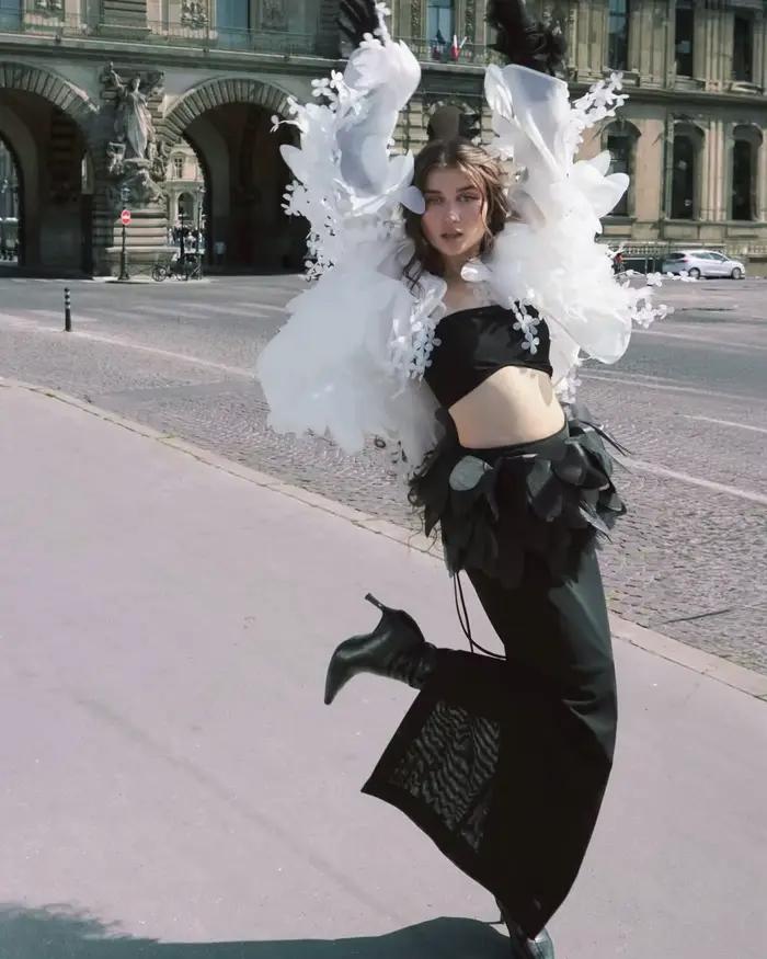 Jupe longue noire taille haute avec ceinture en mousseline 3D et panneau en maille transparente