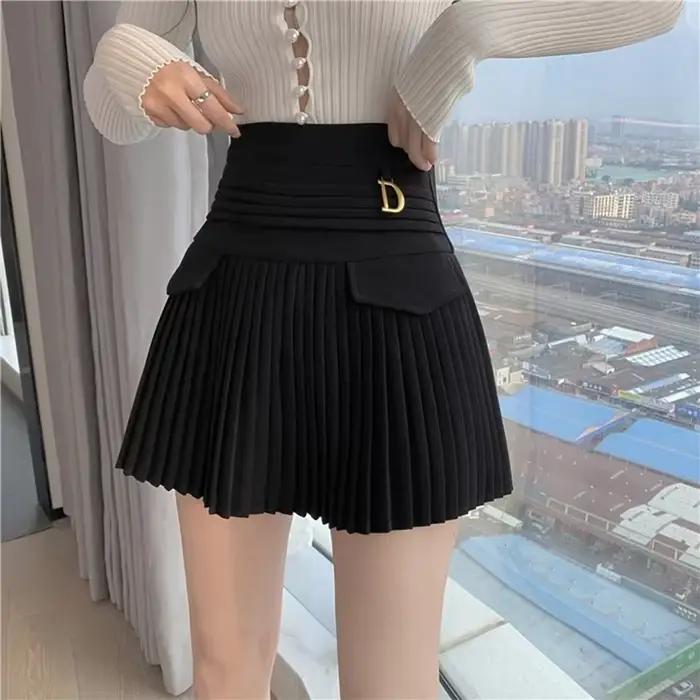 Été blanc jupes plissées Sexy décontracté mince collège femmes taille haute Mini métal lettre D Ontwerp a-lijn Style de mode coréenne