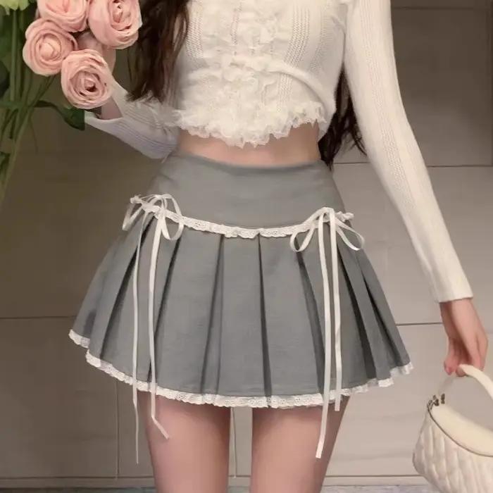 Mini-jupe plissée taille haute avec bordure en dentelle