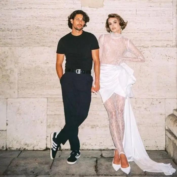 Jupe de mariée asymétrique blanche avec traîne latérale