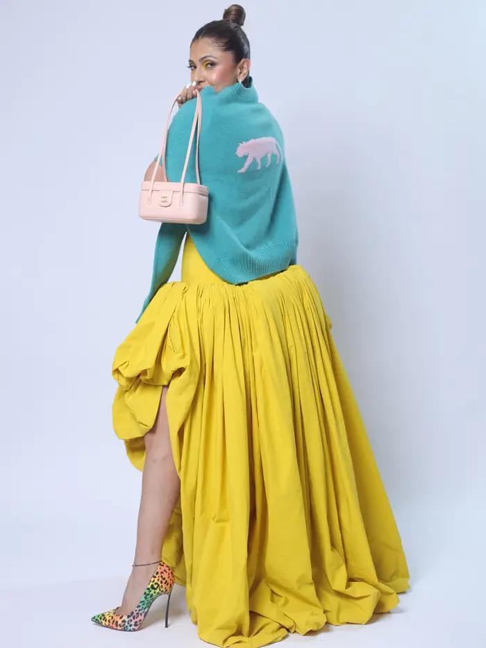 Jupe longue maxi bouffante jaune taille haute à fente irrégulière et drapée