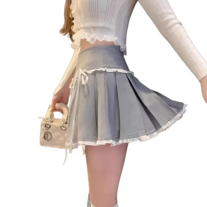 Mini-jupe plissée taille haute avec bordure en dentelle