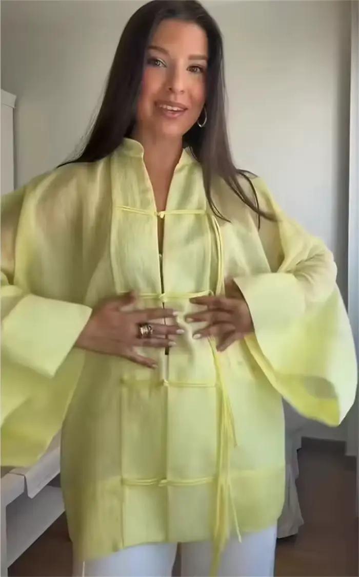 Chemisier Femme Été 2026 Nouvelle Collection Jaune Manches Longues avec Boutons Décoratifs Coupe Ample Idéal Plage et Vacances Élégance et Tempérament