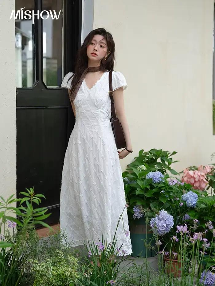 MISHOW femmes col en v dentelle épissé robe 2025 été nouvelle broderie vacances Style français Jacquard robes mi-longues MXE38L2378