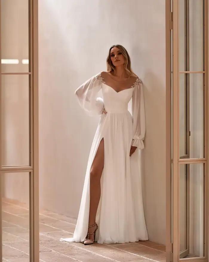 Robes de mariée personnalisées élégantes et simples à fente, manches longues, style bohème plage, robes de mariée coupe trapèze avec appliques en dentelle